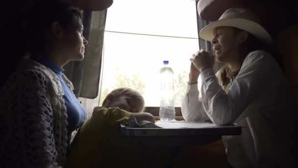 Man Och Kvinna Tala Gamla Vintage Tågvagn För Passagerare Sitter — Stockvideo