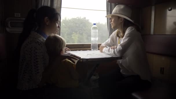 Hombre Mujer Hablan Viejo Vagón Pasajeros Tren Vintage Sentado Mirando — Vídeos de Stock