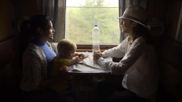Man Vrouw Praten Oude Vintage Trein Passagier Vervoer Zitten Kijken — Stockvideo