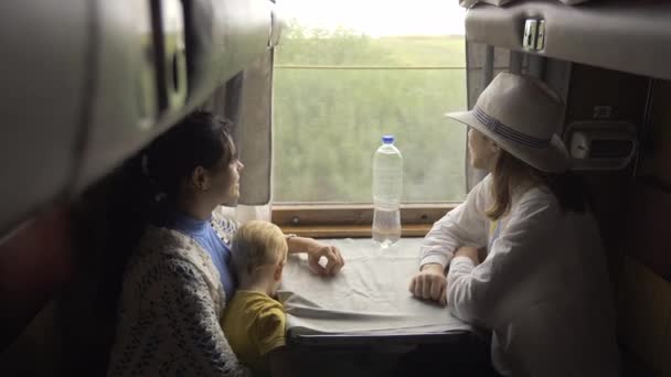Hombre Mujer Hablan Viejo Vagón Pasajeros Tren Vintage Sentado Mirando — Vídeo de stock