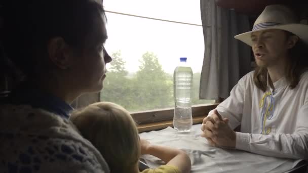 男人和女人说话在旧的老式火车乘客运输 坐在窗口观看 家庭与孩子旅行由老苏联铁路 — 图库视频影像