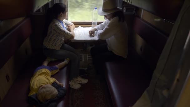 Man Vrouw Praten Oude Vintage Trein Passagier Vervoer Zitten Kijken — Stockvideo