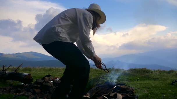 Touriste Randonnée Met Bois Chauffage Dans Feu Camp Sommet Montagne — Video