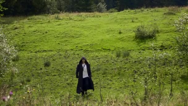 Средневековый Таинственный Странствующий Человек Черном Халате Капюшоном Гуляет Лесу Путешествующий — стоковое видео