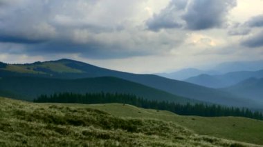 Doğa manzaralı Panorama görünüm dağın zirvesinde. Karpat Dağları doruklarına. Bulutlar ormanda çayır çimen