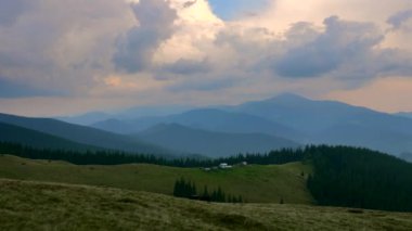 Doğa manzaralı Panorama görünüm dağın zirvesinde. Karpat Dağları doruklarına. Bulutlar ormanda çayır çimen