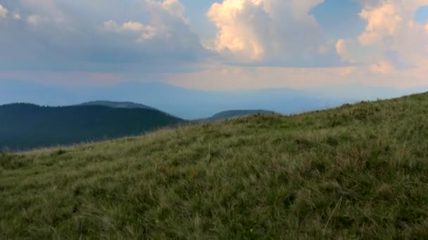 Vista Panorámica Panorámica Cima Montaña Picos Las Montañas Cárpatas Nubes — Vídeo de stock