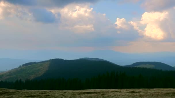 Malowniczy Widok Szczycie Góry Karpackie Szczyty Gór Chmury Lasy Łąki — Wideo stockowe