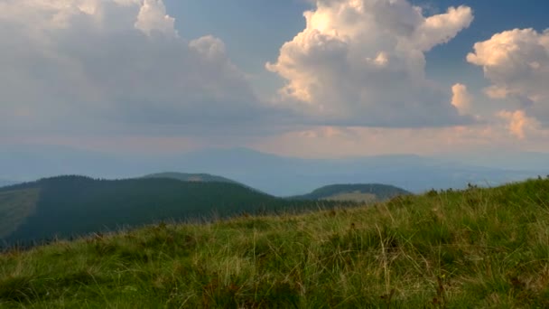 Vista Panorâmica Panorâmica Topo Montanha Carpathian Mountains Peaks Nuvens Bosques — Vídeo de Stock