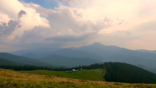 山の頂上に風光明媚なパノラマ ビュー カルパティア山脈のピーク 雲の森牧草地の草 — ストック動画