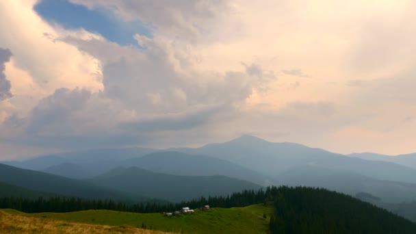 Vista Panorâmica Panorâmica Topo Montanha Carpathian Mountains Peaks Nuvens Bosques — Vídeo de Stock