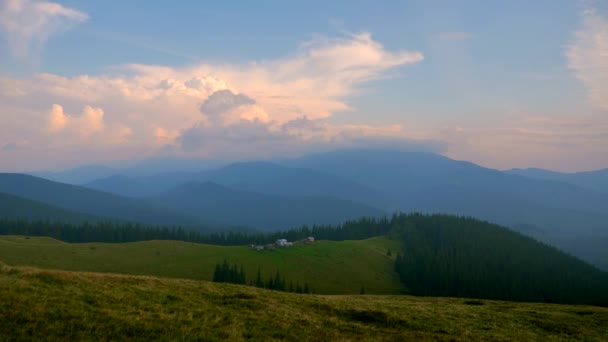 山の頂上に風光明媚なパノラマ ビュー カルパティア山脈のピーク 雲の森牧草地の草 — ストック動画