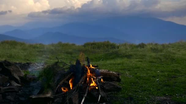 Dağın Tepesinde Hızlandırılmış Kamp Ateşi Yeşil Çim Blue Ridge Satırları — Stok video