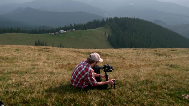 Videógrafo Con Cámara Estabilizador Gimbal Filmación Dispara Imágenes Naturaleza Cima — Vídeos de Stock