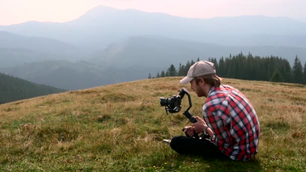 Videógrafo Com Câmera Filmagem Estabilizador Gimbal Filma Filmagem Natureza Topo — Vídeo de Stock