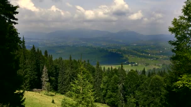 Dağlar Arasındaki Vadi Köyde Güzel Bulutların Üzerinde Manzara Karpat Dağları — Stok video