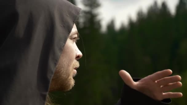 Traveler Stops Watches Dalam Bahasa Inggris Wandering Man Black Cloak — Stok Video
