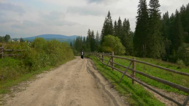 Vandrande Missionären Medeltida Munk Över Landsbygden Mannen Svart Kappa Kappa — Stockvideo