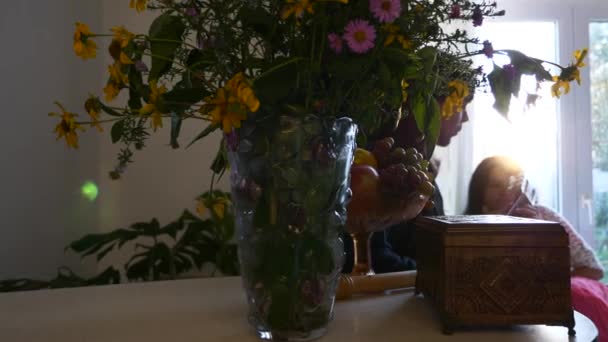 Joven Hippie Tocando Música Guitarra Casa Flores Frutas Por Noche — Vídeo de stock