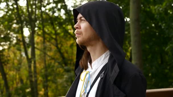 Décryptages Portrait Homme Manteau Noir Avec Capuche Promenades Dans Parc — Video