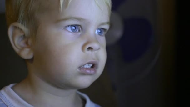 Niño Viendo Vídeo Televisión Por Ordenador Con Emoción Alegría Cara — Vídeo de stock