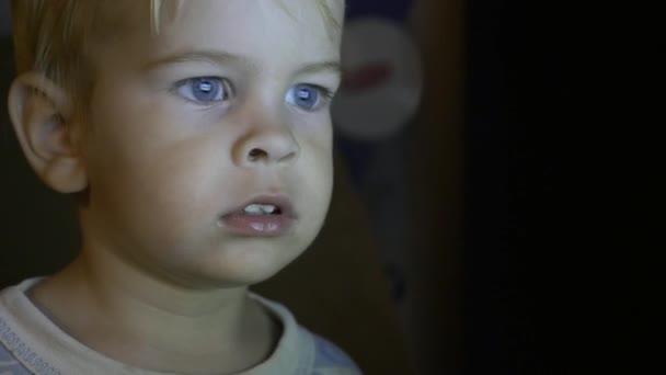 Enfant Regardant Vidéo Sur Télévision Informatique Avec Excitation Joie Gros — Video