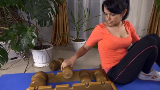 Esercizio Massaggio Collo Fitness Bella Ragazza Sul Massaggiatore Bella Giovane — Video Stock