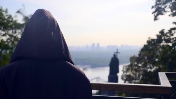 Man Black Cloak Coat Hood Berjalan Menuju Tepi Bukit Dan — Stok Video