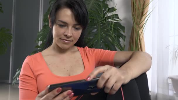 Pretty Young Woman Sledující Smartphone Krásná Dívka Pomocí Mobilního Telefonu — Stock video