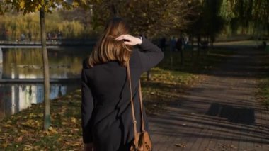 4k 60p güzel kız dönüm arıyorum arka yürüyüş Sonbahar Park göl kenarında