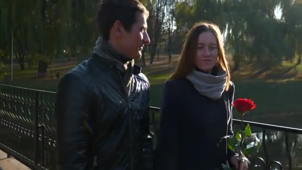 60P Casal Feliz Ponte Parque Cidade Romântico Namoro Joyful Man — Vídeo de Stock