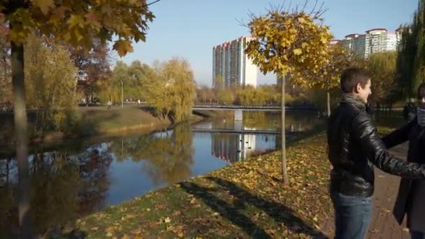 60P Camera Beweegt Buurt Van Paar Stadspark Zonnige Herfstdag — Stockvideo