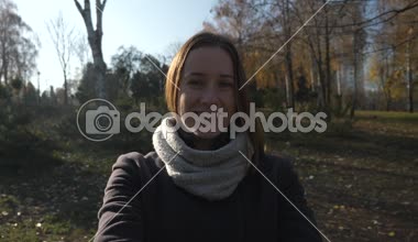 Şehir Parkı dans 4 k 60 p romantik genç bir çift. Tutan eller ve çevresinde dönen. Sonbahar güneşli gün