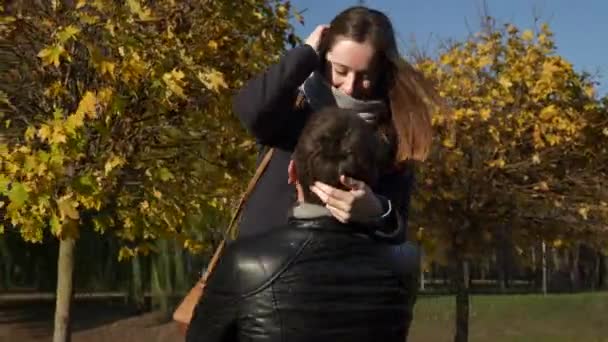 手にガール フレンドを取る 幸せなカップルのデートします 都市公園のロマンチックな散歩 男と女を抱き締めます 秋の晴れた日 — ストック動画
