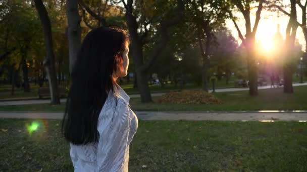 Mulher Sucesso Bonita Confiante Caminha Parque Cidade Pensando Noite Pôr — Vídeo de Stock