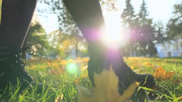 Close Vrouwelijke Voetstappen Slow Motion Gele Bladeren Groen Gras Gazon — Stockvideo