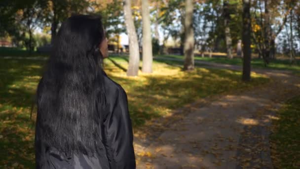 Kamera Sleduje Krásnou Seriózní Dívka Ohlíží Zpět Úsměvy Walking Městském — Stock video