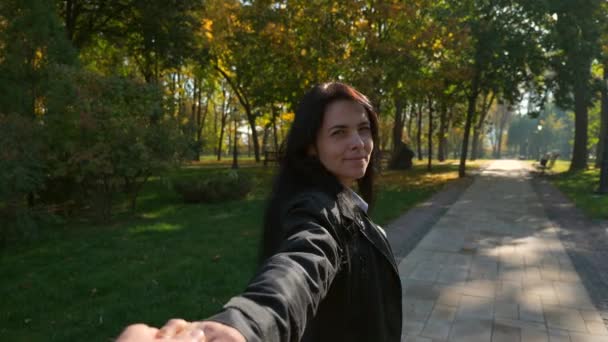 スローモーション次はかなり女の子を保持している手 ロマンチックな都市公園 秋の晴れた朝 — ストック動画