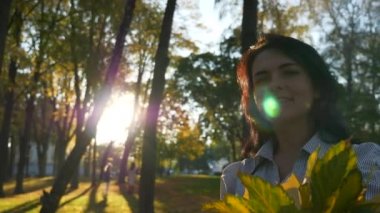 İşten sonra Park ücretsiz tatil zamanında güzel günbatımı üzerinde etrafında dönen dans neşeli güzel kız. Ağır çekim 60 fps