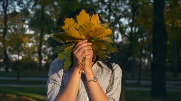 Krásná Dívka Drží Listy Rukou Otočí Schovává Listy Happy Pozitivní — Stock video