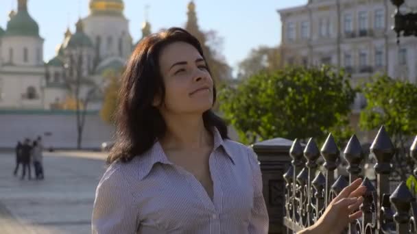 Bella Ragazza Piedi Guardando Luoghi Storici Kiev Ucraina Turismo Turistico — Video Stock