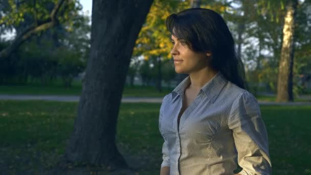 Retrato Bela Mulher Feliz Assistindo Sol Sorrindo Noite Outono Hora — Vídeo de Stock