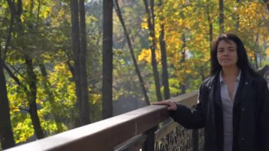 Ağaçlara arıyorum şehir Park'ta yürüyordunuz romantik güzel kız bırakır. Sonbahar sabahı güneşli. Yavaş hareket 4k 60 fps