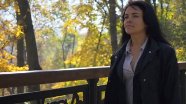 Ağaçlara arıyorum şehir Park'ta yürüyordunuz romantik güzel kız bırakır. Sonbahar sabahı güneşli. Yavaş hareket 4k 60 fps