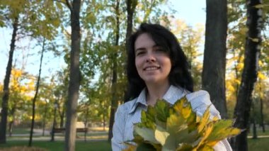 Mutlu neşeli kız kamera Park çevresinde dans iplik. Sonbahar akşam güneş altın saat yavaş hareket 60 fps