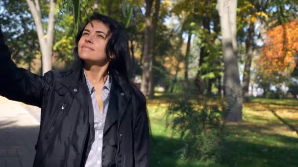 Menina Bonita Romântico Andando Parque Cidade Olhando Para Árvores Folhas — Vídeo de Stock