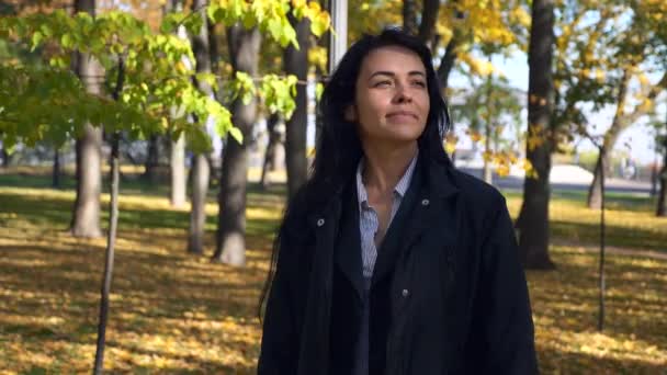 Menina Bonita Romântico Andando Parque Cidade Olhando Para Árvores Folhas — Vídeo de Stock