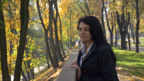 Chica Bonita Romántica Caminando Parque Ciudad Mirando Hojas Árboles Autumn — Vídeo de stock