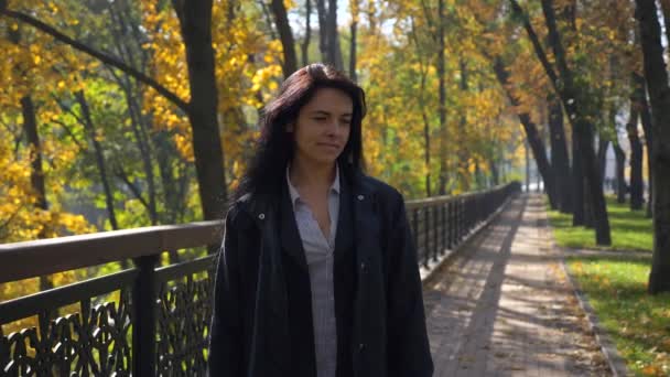 木を見て かわいい女の子をロマンチックな都市公園における歩行を残します 秋の晴れた朝 スローモーション Fps — ストック動画