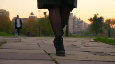 Yakın çekim kadın ayak sesleri taş yol kaldırım üzerinde. 4 k yavaş hareket 60 fps. Şehir Park'ta yürüyordunuz. Sabah saat akşam